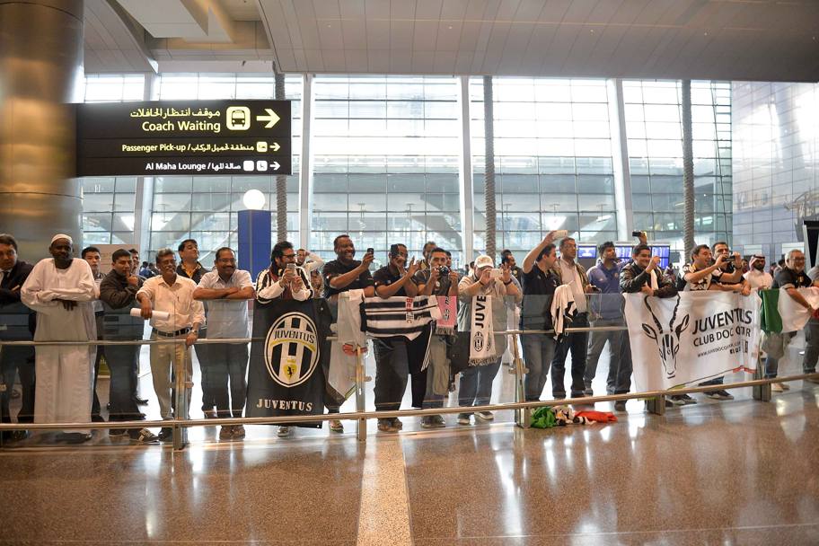All&#39;aeroporto di Doha una piccola folla di tifosi bianconeri locali (LaPresse)